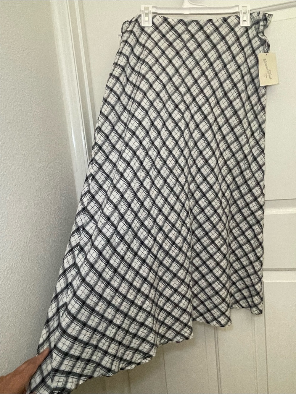 New women’s size large white & navy flowy plaid midi skirt Universal Thread - Picture 2 of 6